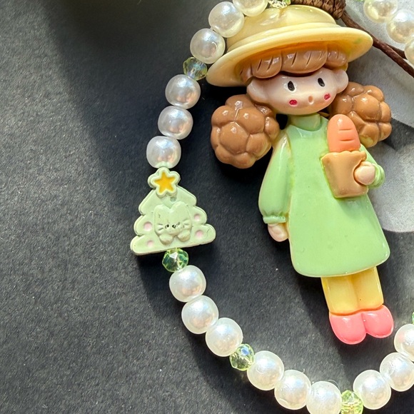 Little girl figure with cookie and apple charm - Picture 4 of 4